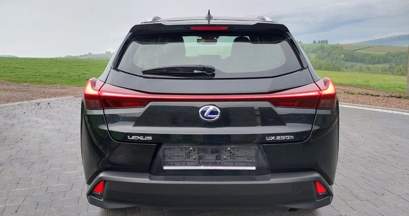 Lexus UX cena 93700 przebieg: 90000, rok produkcji 2021 z Zakopane małe 79
